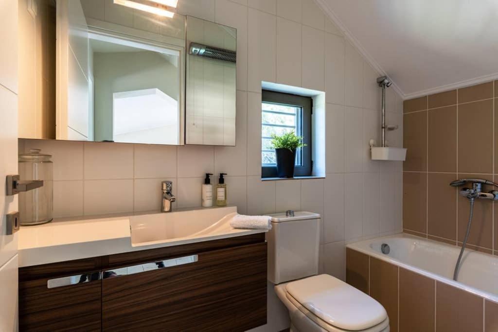 Villa Idyle - Beachfront Residence Tragána Екстериор снимка